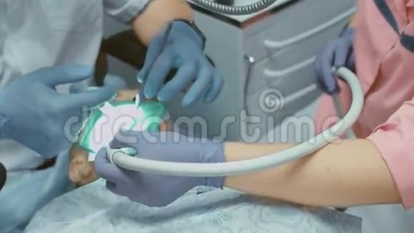 有牙医和助理的女性病人视频的预览图