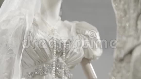 老式白色礼服细节视频的预览图