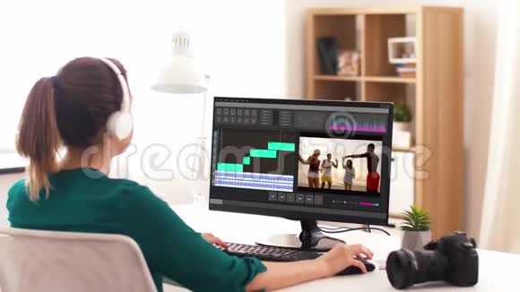 有电脑视频编辑程序的女人视频的预览图