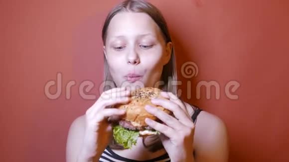 吃汉堡的少女视频的预览图