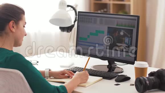 有电脑视频编辑程序的女人视频的预览图