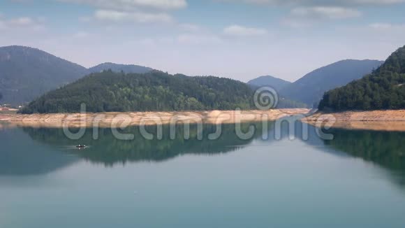 Zaovine湖景观塞尔维亚视频的预览图