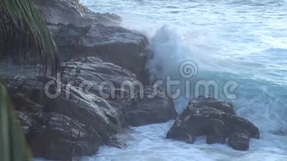 海浪对悬崖或海岸线的影响视频的预览图