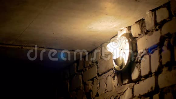 石墙上的灯视频的预览图