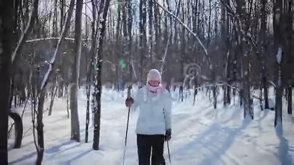 女人在大自然中独自越野滑雪视频的预览图
