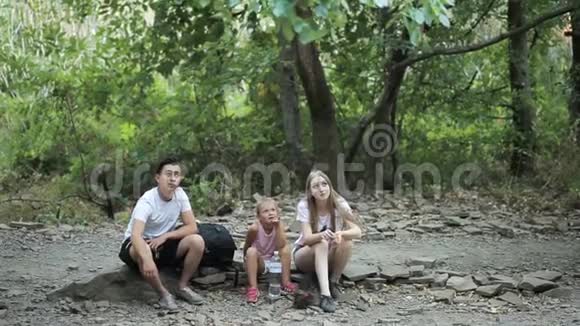年轻人坐在森林里视频的预览图