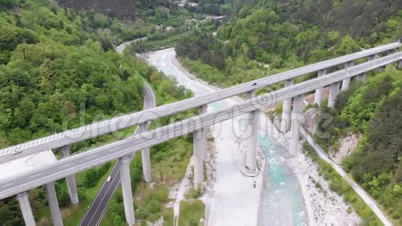 高山混凝土支柱混凝土公路高架桥的鸟瞰图视频的预览图