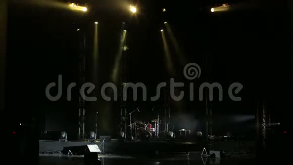 音乐会上有烟雾的舞台灯光拍摄背景舞台灯光和烟雾视频的预览图