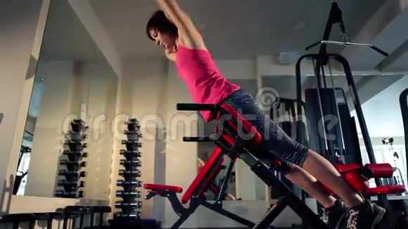 年轻女子在健身房锻炼身体视频的预览图