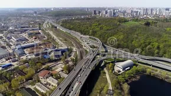 桥梁和公路上的城市交通视频的预览图