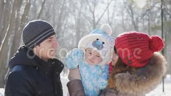 一家人在冬季公园慢动作视频的预览图