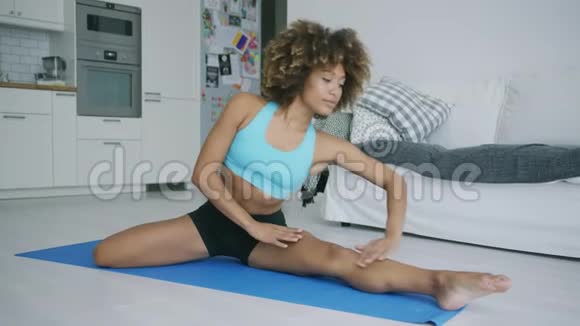 女人在垫子上训练灵活性视频的预览图