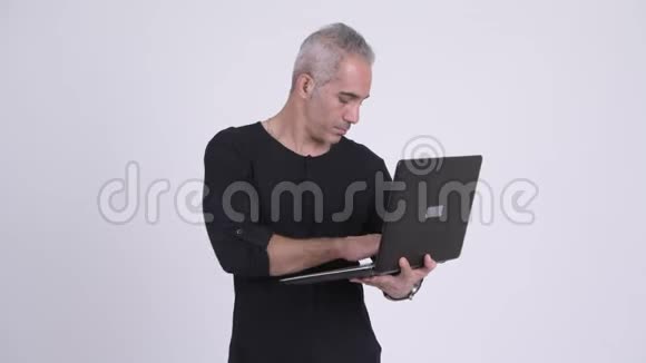 快乐英俊的波斯人在用笔记本电脑思考视频的预览图