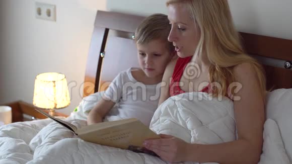 妈妈带着孩子看书视频的预览图