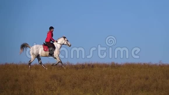 在田里骑马的女孩慢动作视频的预览图