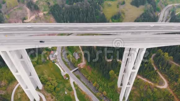 高速公路高架桥在山区交通混凝土支柱上的鸟瞰图视频的预览图
