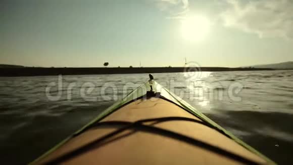 在湖上划船独木舟之旅视频的预览图