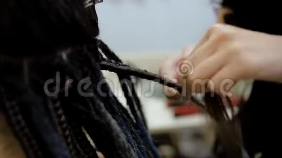 女理发师在沙龙里给可怕的客户打电话视频的预览图