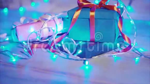 为圣诞节和新年礼物盒提供蓝色闪光花环视频的预览图