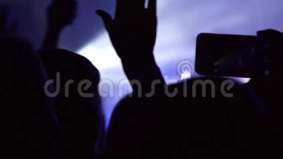 在摇滚音乐会上开派对手拿数码显示器的相机视频的预览图