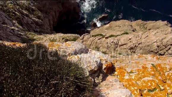 地中海上马洛卡五彩缤纷的悬崖线视频的预览图