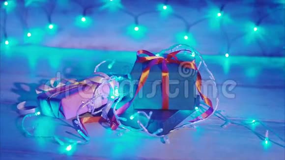 用蓝色花环将圣诞礼品盒装上视频的预览图