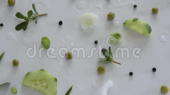白色背景下新鲜绿色蔬菜和草本植物的组成视频的预览图