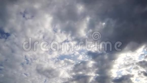 蓝天上美丽的积云视频的预览图