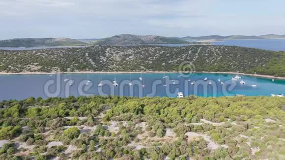 克罗地亚亚得里亚海滨海湾空中无人机射击视频的预览图