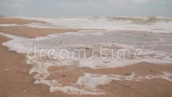 海岸风暴中的巨浪视频的预览图