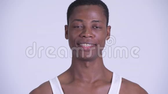 年轻英俊的年轻非洲男人微笑的脸视频的预览图