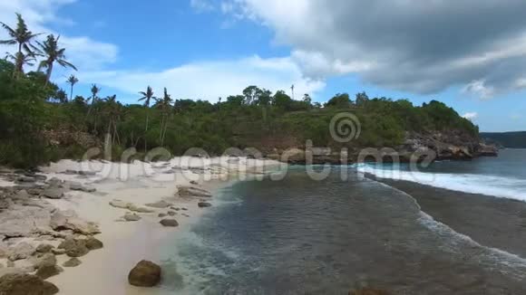 荒芜的热带海滩和绿松石海洋视频的预览图