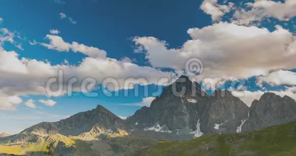 雪山山脊和山峰与移动的云在阿尔卑斯山在夏季都灵省意大利日落时分时间流逝视频的预览图