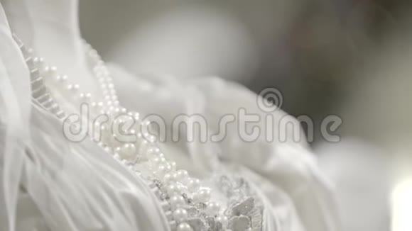 老式白色连衣裙的细节视频的预览图