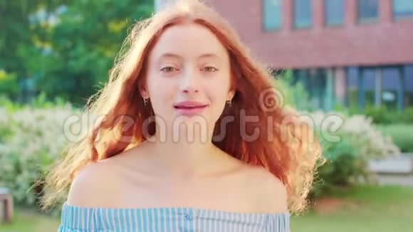 红发女士感情微笑视频的预览图