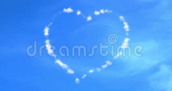 抽象的心爱概念画在蓝天上白云背景阿尔法通道哑光情人节假期视频的预览图