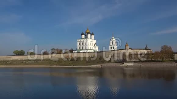 普斯科夫克里姆林宫的三一大教堂十月日俄罗斯普斯科夫视频的预览图