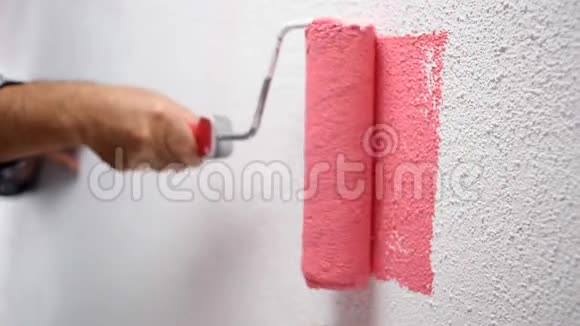 工人房屋画家用粉红色油漆粉刷墙壁建筑视频的预览图