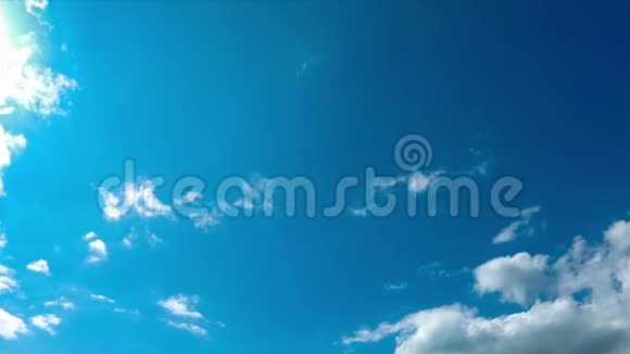 云彩在蓝天上平稳地移动时光流逝晴朗的蓝天视频的预览图