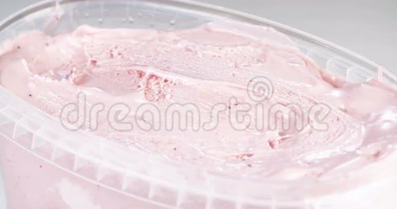 草莓冰淇淋的范围视频的预览图