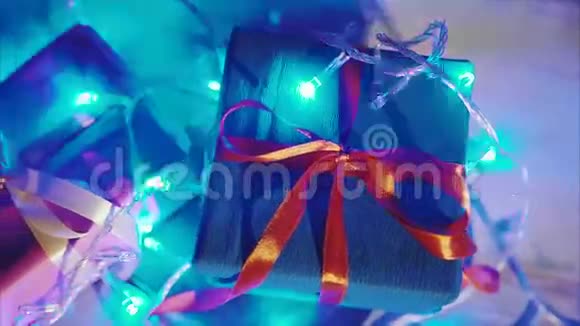 为圣诞节和新年礼物盒提供蓝色闪光花环视频的预览图