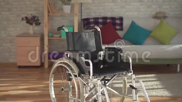 现代公寓里的轮椅视频的预览图
