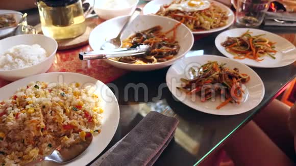 人们在中国餐馆吃中国菜特写镜头慢动作视频的预览图