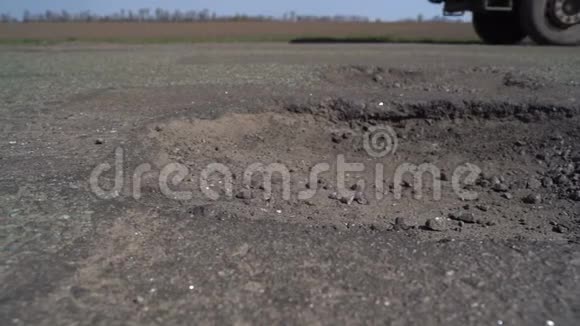 汽车在路面上行驶路面坑坑洼洼视频的预览图