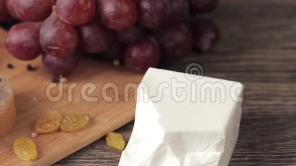 火腿白奶酪和葡萄视频的预览图