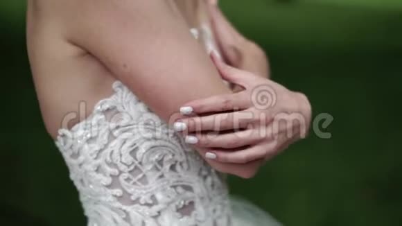 美丽的新娘摆姿势视频的预览图