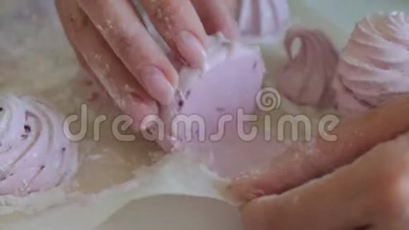 烹饪自制棉花糖其加工包装视频的预览图