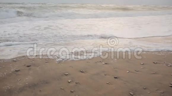 海岸风暴中的巨浪视频的预览图