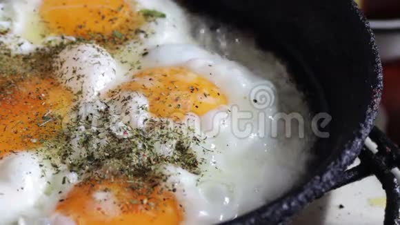 美味的新鲜鸡蛋在锅里炒视频的预览图