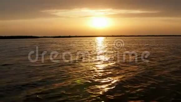 多瑙河三角洲湖泊上美丽的日出视频的预览图
